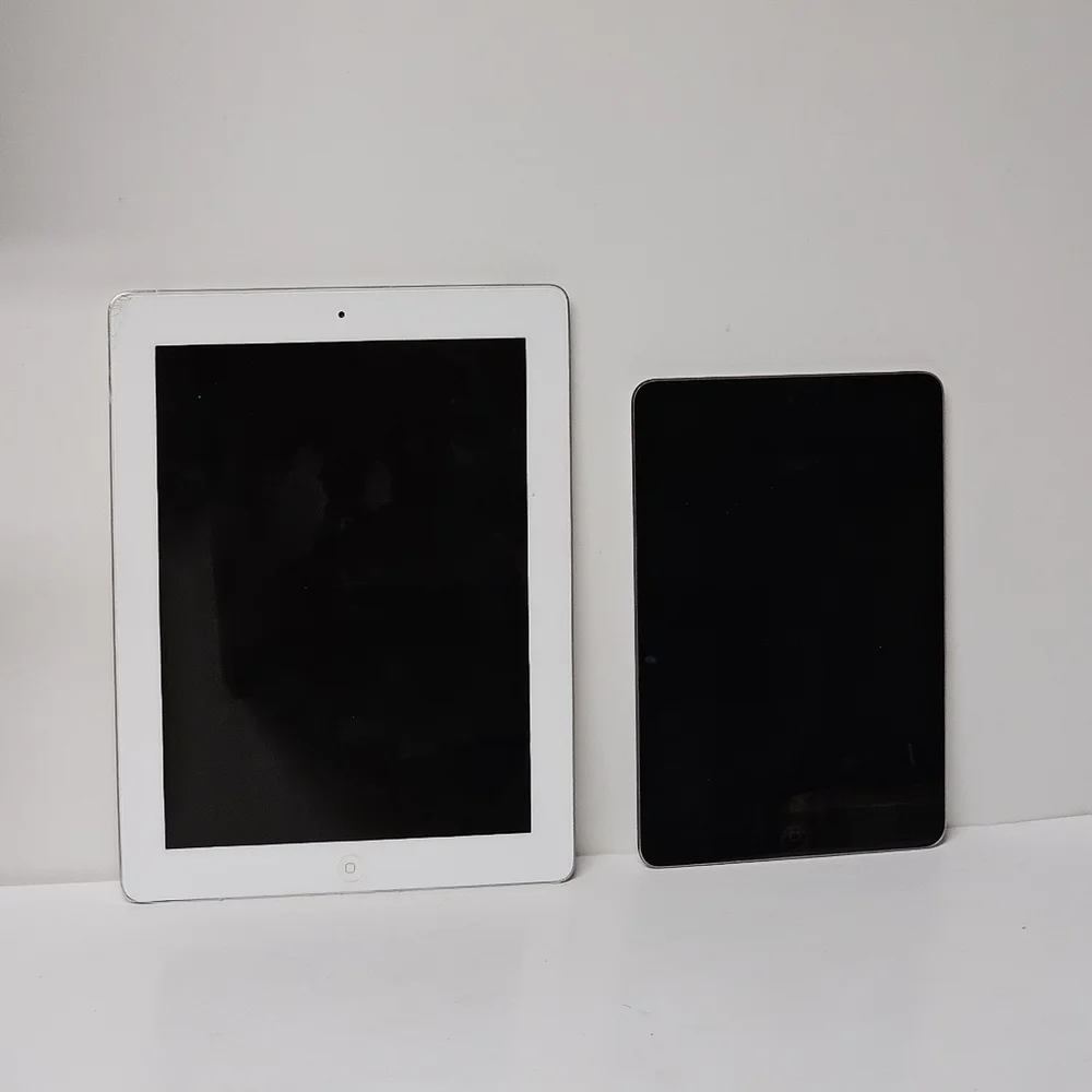 Apple lot of 7 Includes IPhones, IPads, Watch, & Pencil